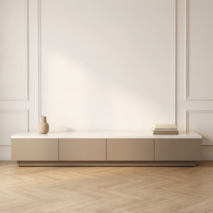 Meuble TV Isidore laqué taupe à plateau effet marbre blanc, quatre façades sans poignée