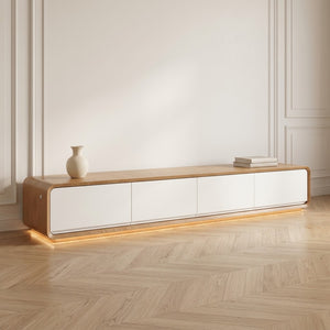 Meuble TV Théodore en chêne clair et façades blanches, bandeau LED allumé sous le socle