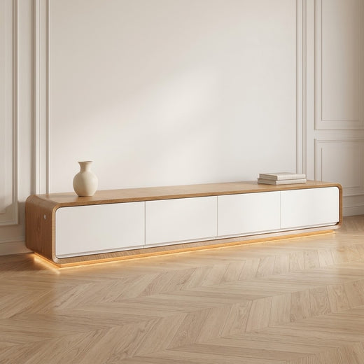 Meuble TV Théodore en chêne clair et façades blanches, bandeau LED allumé sous le socle